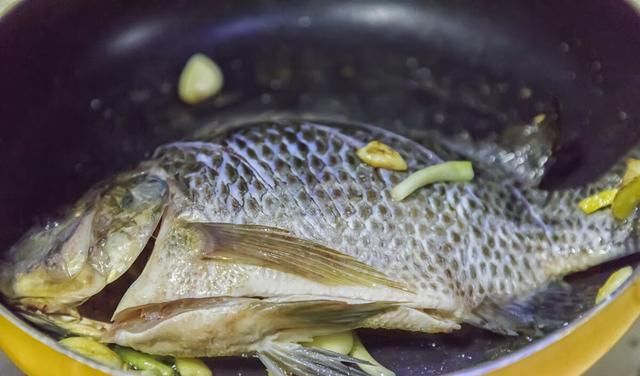 油锅|煎鱼的时候，直接放入油锅煎就错了，记住四个技巧，不破皮不粘锅
