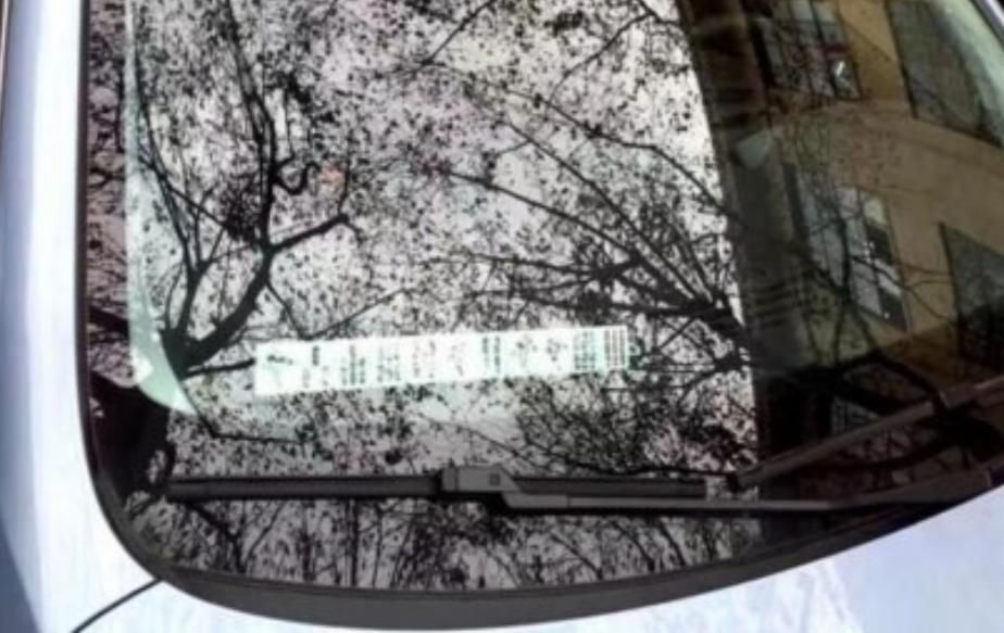  脱皮|奔驰霸占车位，业主看不懂“麻将电话”，用脱漆水让奔驰脱皮