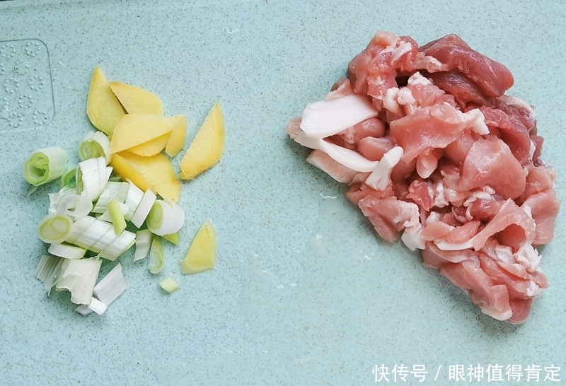 汤汁|初秋,白莲藕这样做又香又面,汤汁拌饭丁点不剩,家人都爱吃!