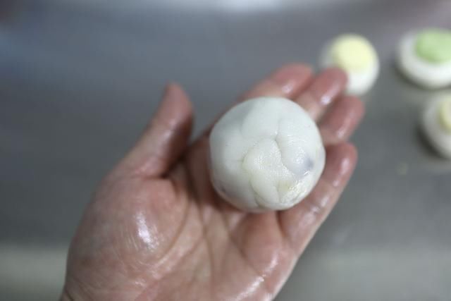 冷藏|不用烤箱的冰皮月饼,冷藏后比冰淇淋还好吃,包一包压一压就成形