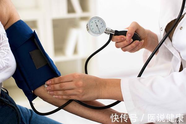 尿泡沫是尿毒症前兆吗(泡沫尿不一定是尿毒症，尿毒症早期的4个症状，需了解)