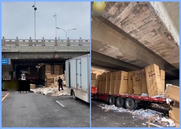  进退两难|载满冰箱货车撞限高4米大桥，物被卡在桥梁下，进退两难