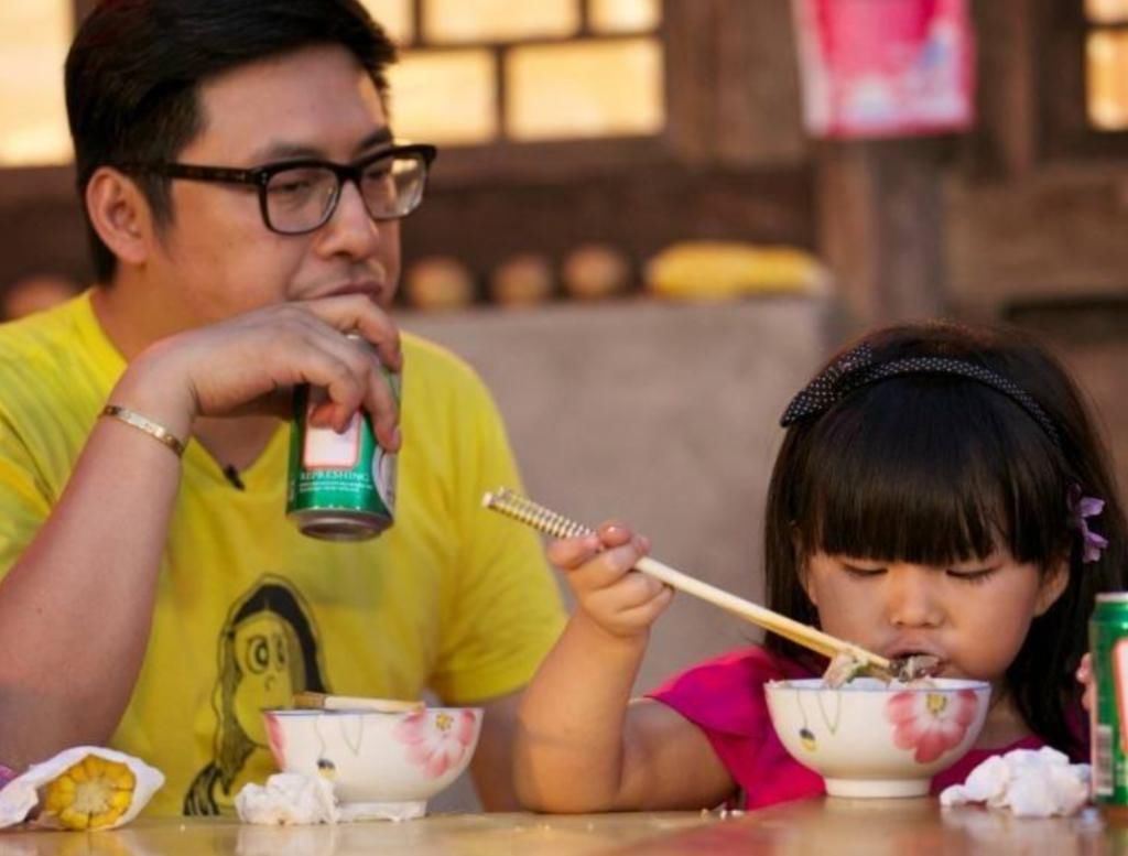  The9|有种“富家千金”叫王诗龄，和The9成员合照，还背着2万元名牌包