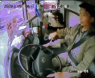  方向盘|一时冲动！62岁男子伸手做了个动作，结果被追究刑责