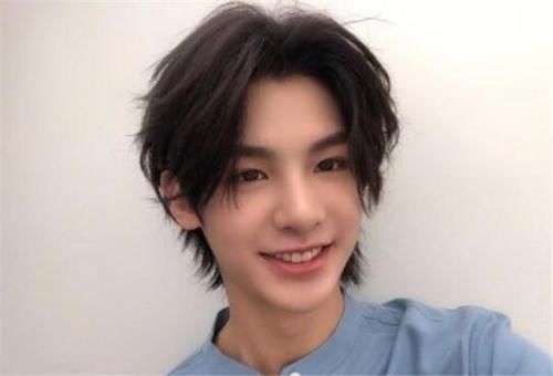  黄明昊|黄明昊脸上被人抹血浆，看到他之后的反应，素质果然装不出来！