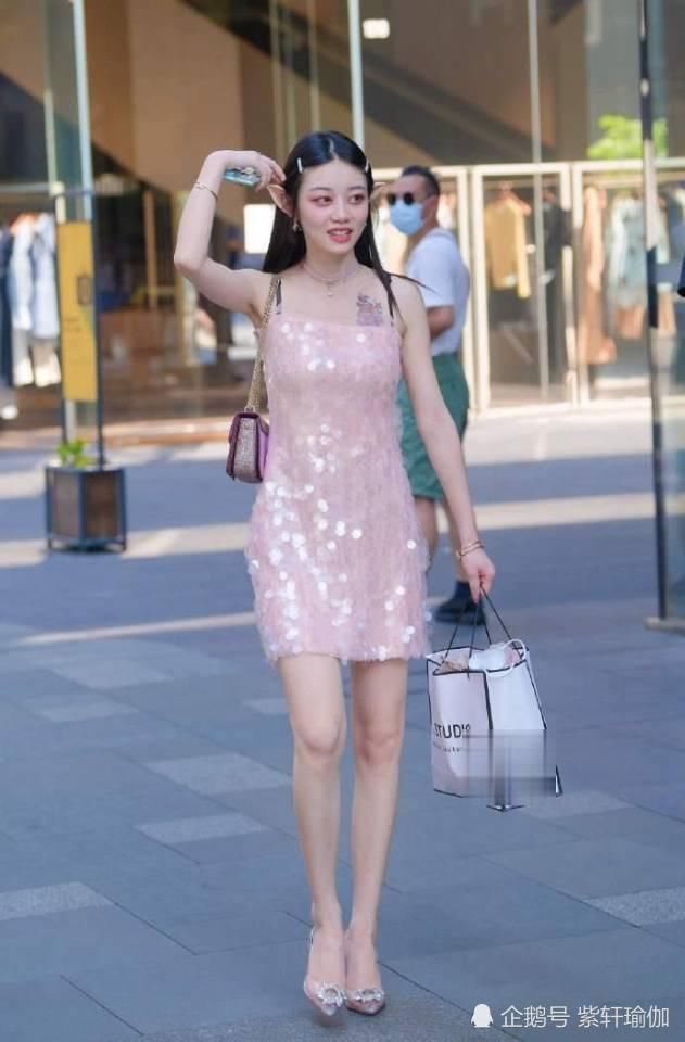  小姐姐|小姐姐这装扮，太撩人