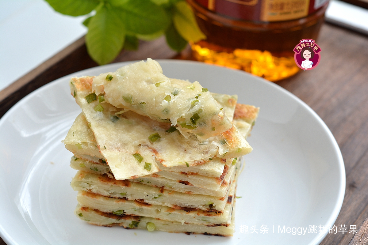 中筋面粉|别争了!外酥里嫩的葱花饼,凉水还是热水揉面跟我学,全会了