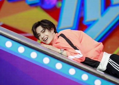  弄坏|王一博上快本遭嫌弃，弄坏道具还在笑，何炅喊话汪涵来负责