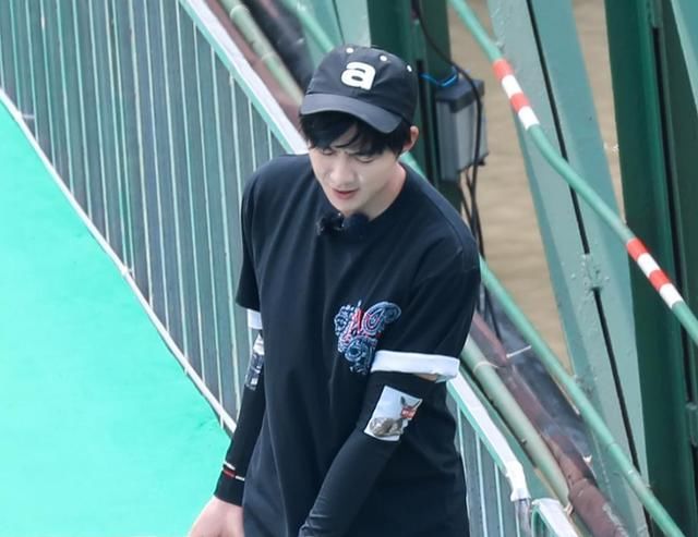  杀青|《中餐厅4》杀青大合影，刘宇宁因故缺席，节目组的做法太用心