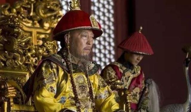  衣服|为啥清朝官员下跪前要拍两下袖子？其中的含义有很多