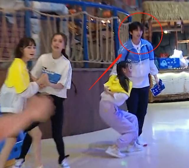  郑恺名牌|郑恺秒撕蔡徐坤名牌，蔡徐坤下一秒的行为，暴露出人品