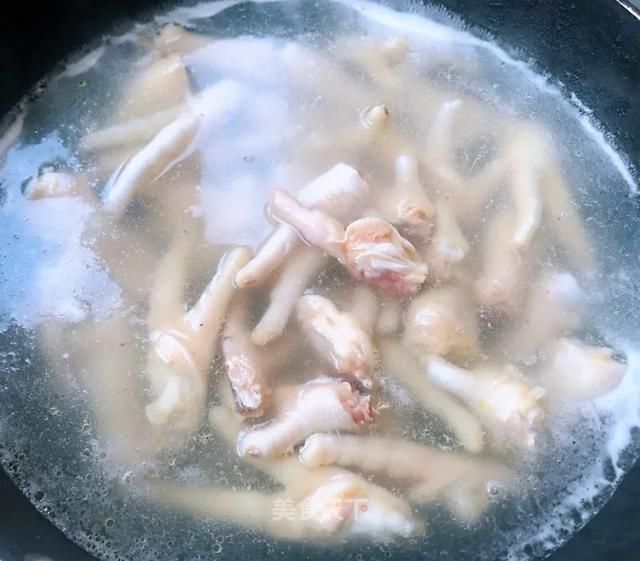 切成|这样做鸡爪真的太好吃了,越吃越上头!你们一定要试试看!