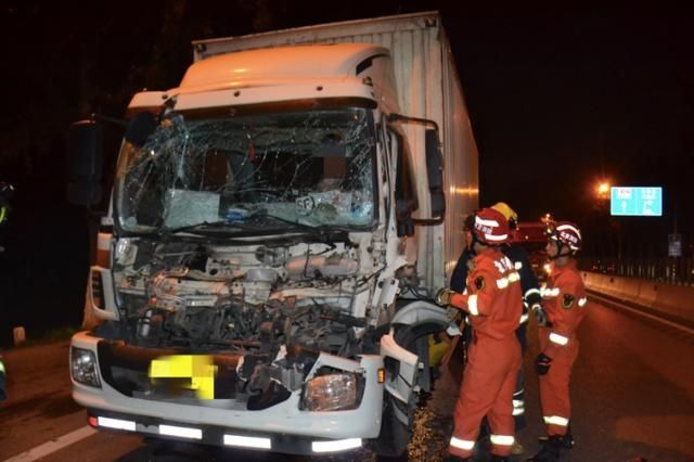  消防指战员|货车追尾司机受伤被困，消防员：幸亏是两辆空车