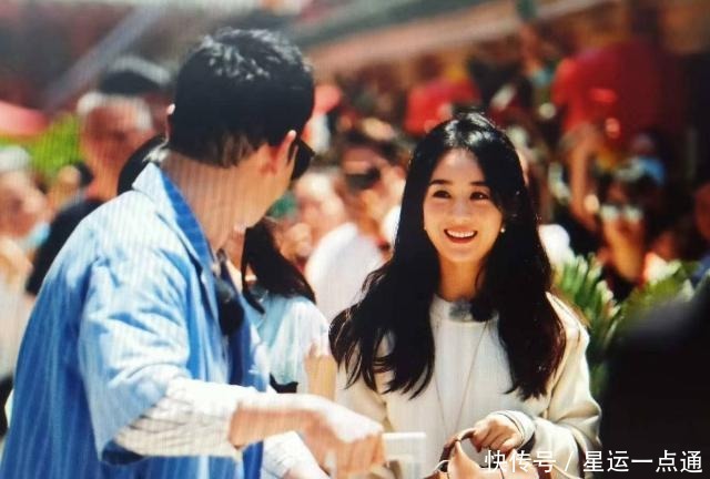  艺人的生图|32岁赵丽颖录《中餐厅》，被路人围观后拍照，这生图我没看错吧