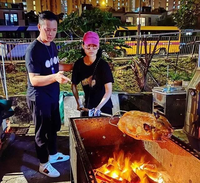 胡杏儿穿了一|胡杏儿太接地气了，站街边认真烤乳猪，不细看真以为是卖烤猪的！