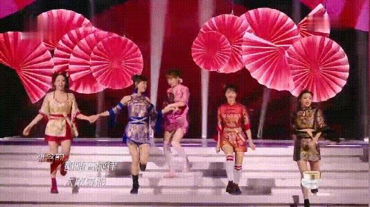  淘汰|万茜险滑倒、金莎扇子掉、宁静也失误，姐姐状况频出孟佳却被淘汰