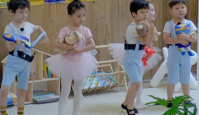  芭蕾|许佳琪教小朋友们跳芭蕾，郑爽明明也会，可反应却暖心又大气