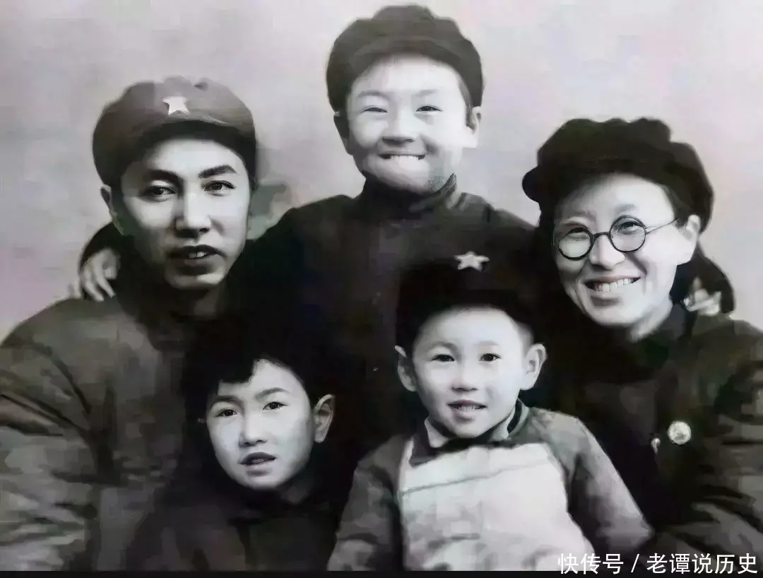 1951年，毛远新的全家福，父亲牺牲，继父待他视如己出，童年幸福