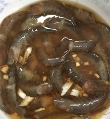  菜式|大虾别只会水煮了！大厨教你新菜式，茶香四溢，虾肉外脆里嫩