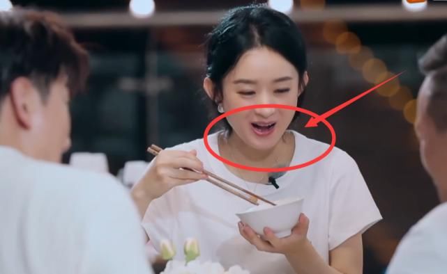 看清|节目滤镜到底有多重？赵丽颖大口吃饭，看清她脱妆后的唇色，懵了