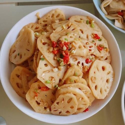  好吃|吃莲藕发黑变色？记住这个技巧，莲藕又脆又白净，比饭店炒的都好吃