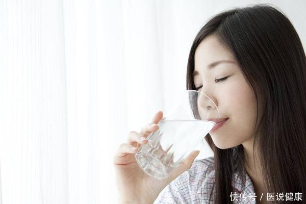 晨起第一杯水喝得越多危害越大(晨起第一杯水要怎么喝，喝多少？喝对有益，但别喝盐水、蜂蜜水)