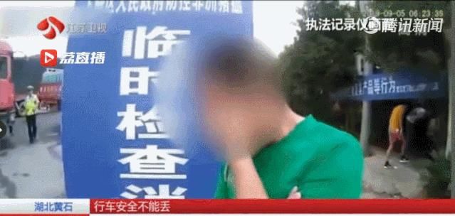  崩溃|父亲抱20多天婴儿跳桥，搜救员瞬间崩溃：即使生活千疮百孔，也请笑着回家