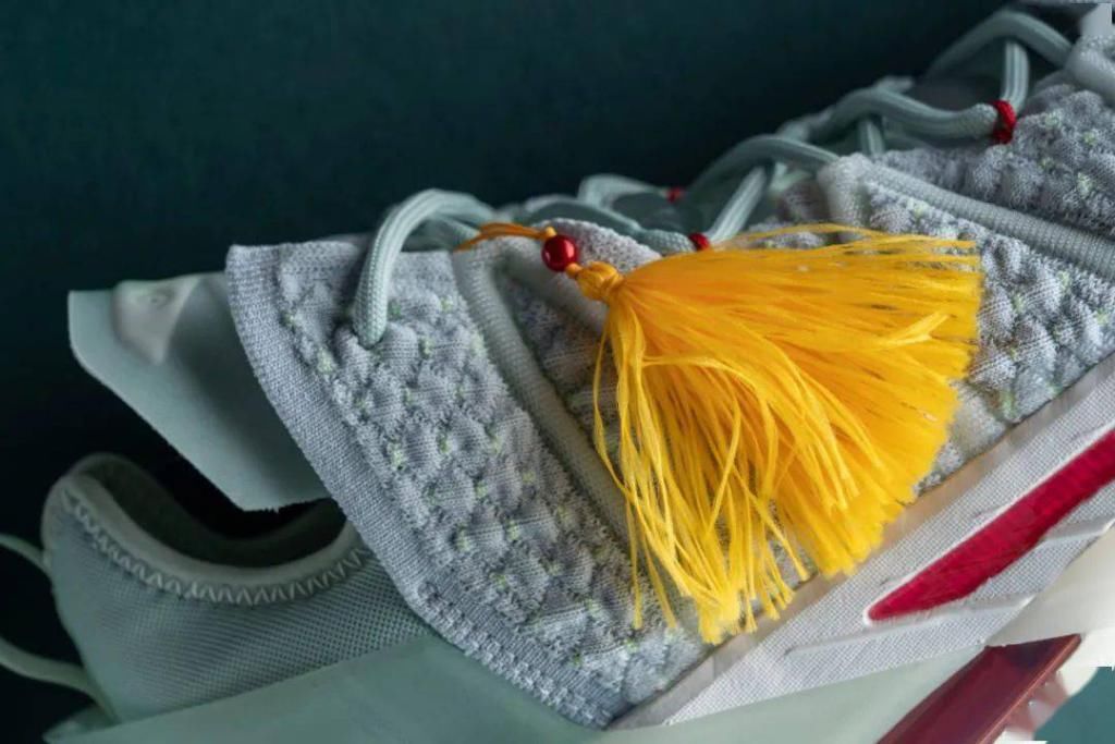 重回|为了重回王座，LeBron James 所需要的正是这双「玉玺」