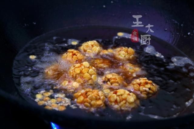 好吃|吃过一定会爱上的玉米片炸胡萝卜鸡胸肉丸子,简单好做,非常好吃