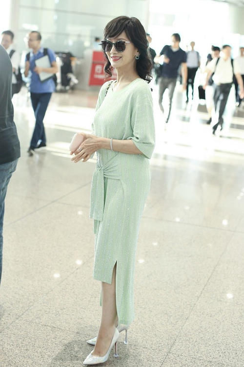  机场|赵雅芝走机场，穿抹茶色的长衫似回青春，女生就该怎么美怎么穿！
