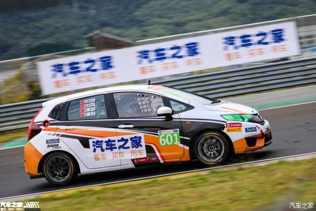 转向|601号赛车被撞，轮圈缺一块还能完赛。818号赛车突然无法转向