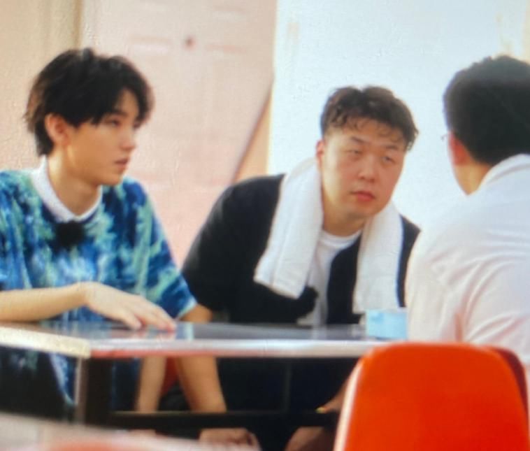  王俊凯|王俊凯为医务人员亲手做午餐，而谁注意他送餐姿势？素养是装不住的