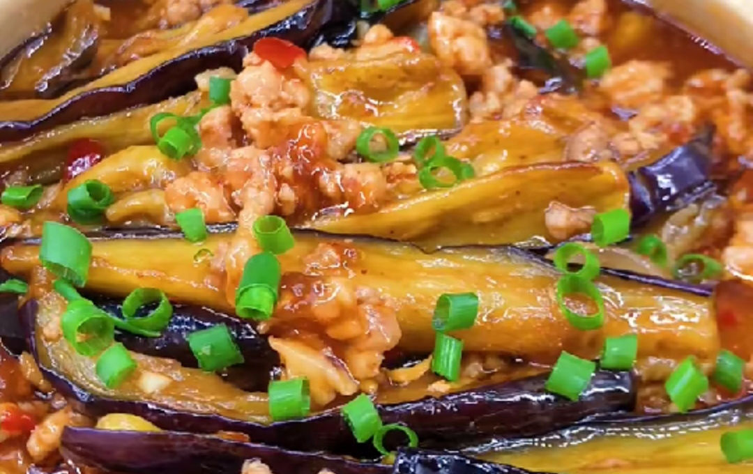  五花肉|1块五花肉，1个茄子，大厨教大家做一道肉末茄子，软软的特下米饭