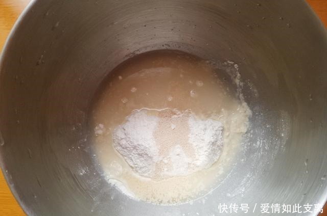 美味|面粉别再做包子了,试试这款小吃吧,咬一口,瞬间爆浆,美味极了