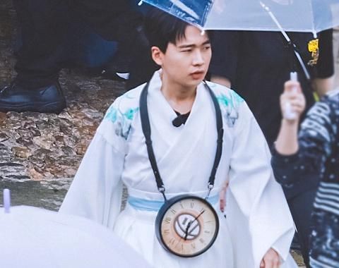  郭德纲|斗笑社将迎来“最大牌”嘉宾，于谦给他当司机，郭德纲也陪在身旁