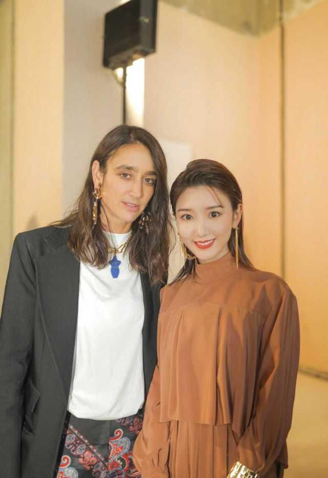 棕色|毛晓彤国外看秀气质升华了,穿棕色连衣裙配大背头,气场强大A爆