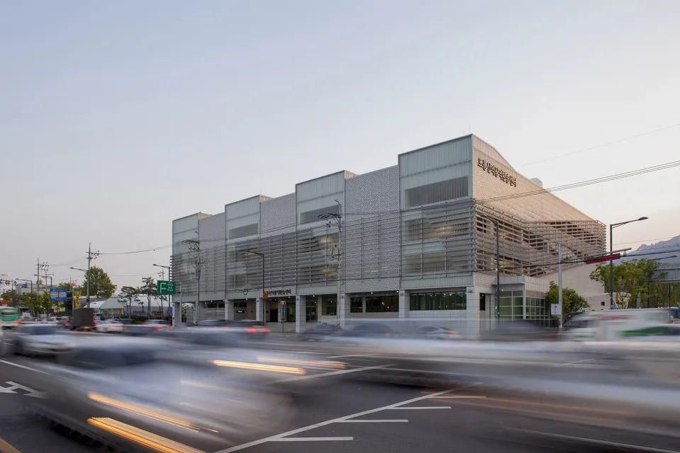  空间|5 个停车楼设计：“树”向生长的停车空间