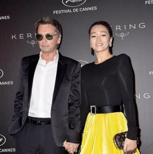 老公|巩俐穿“洞洞上衣”现身,55岁和大十几岁老公手牵手,越活越少女