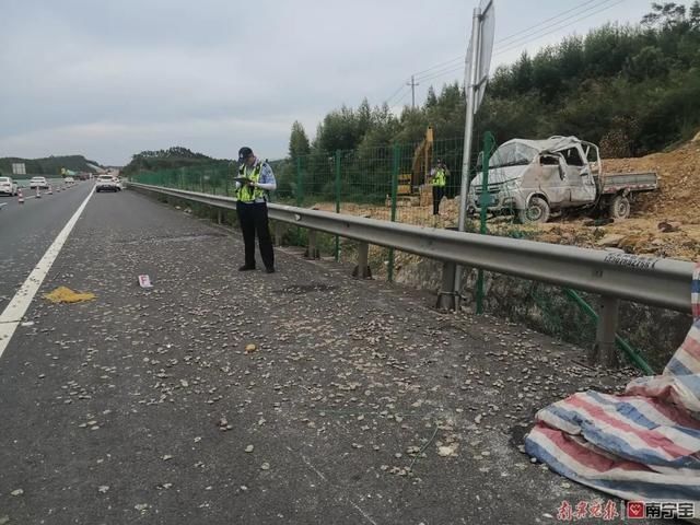  小货车|方向盘突然失灵，广西一车花甲螺变“烤螺”