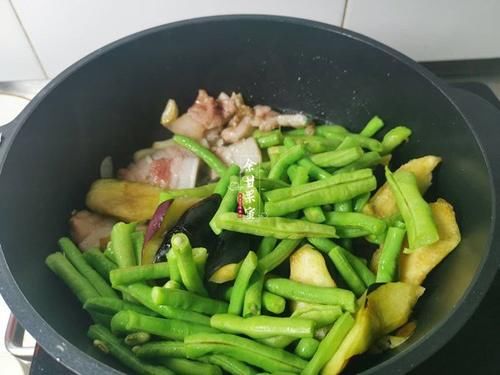  鲜味|天热，三人午餐我这样做，两菜一汤咸鲜味美，30分钟可上桌