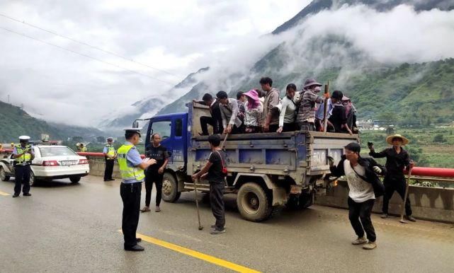 车违法载|冷汗直流!再看几起非法载客、超员案例! | 畅行中国 交警同行