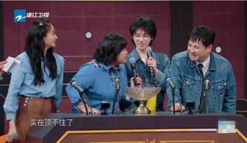  避嫌|《王牌5》节目组主动“避嫌”，节目开场时，王牌家族的站姿引争议