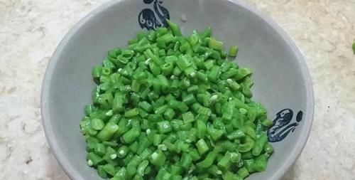  切成|秋季一定要吃的下饭菜，健胃助消化，和肉一炒，孩子多吃一碗饭