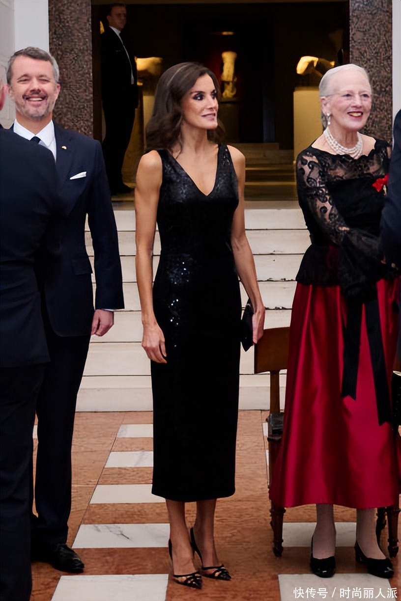 西班牙王后穿黑色亮片裙出席晚宴！把人美到，丹麦王妃被赞更温柔