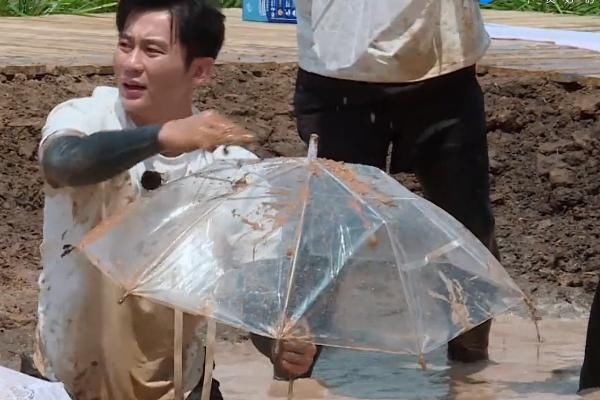 泥潭|奔跑吧泥潭游戏穿帮,前一秒嘉宾身上带着名牌,后一秒名牌消失