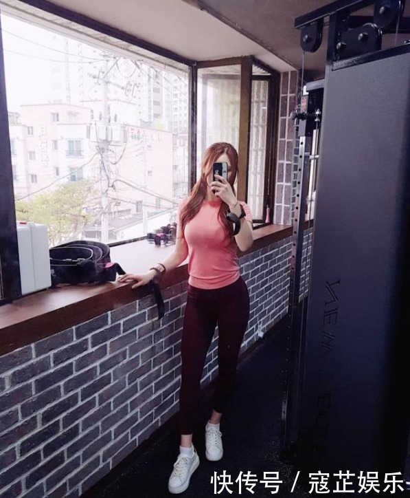 底裤|街拍美女穿紧身打底裤上街，高贵大方典雅的气质，吸引男人目光