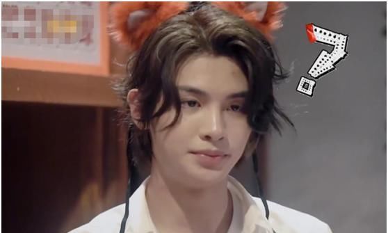  黄明昊|黄明昊拍写真时，有谁注意到他的手指，网友：让人心疼他