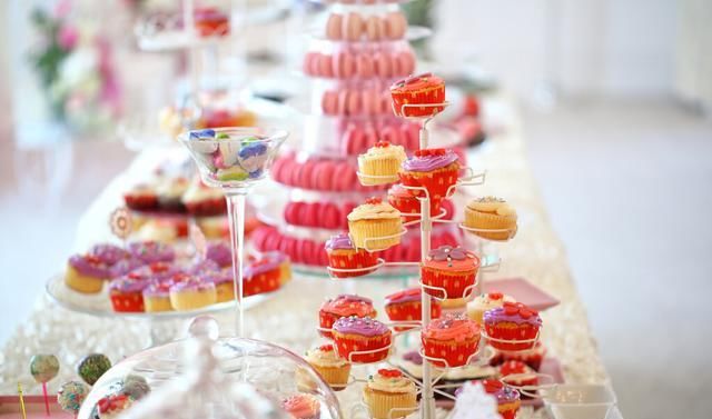  粉色|心情不好的时候，自己做上一款简单好吃粉色系奶冻蛋糕，会很开心