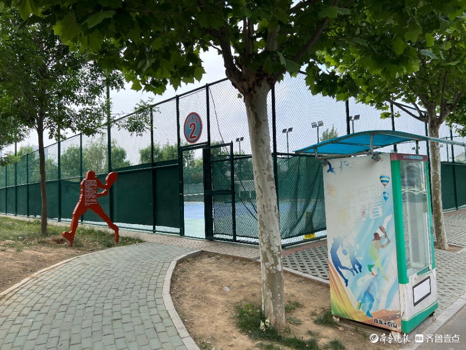 泰安市生态绿地健身公园网球场，两拨人因为“地盘儿”吵起来了