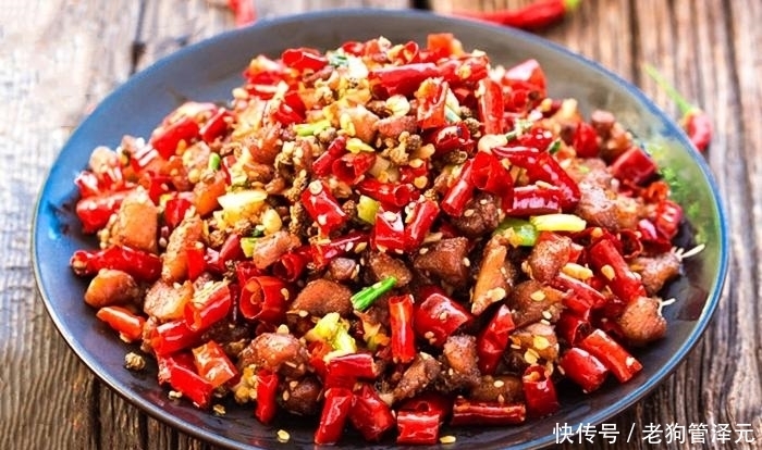 记住|大厨教你做辣子鸡,记住这2招,鸡肉外酥里嫩,香辣入味超好吃